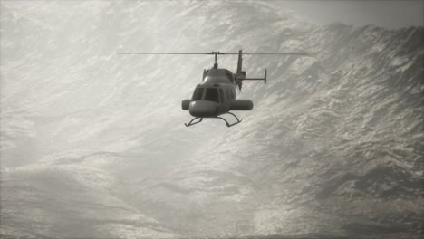 Helicóptero-Volador-En-Cámara-Lenta-Extrema-Cerca-De-Montañas-Con-Niebla